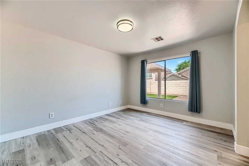 1038 Silver Creek, Las Vegas, NV 89183