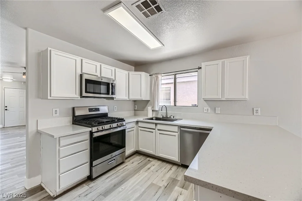 1038 Silver Creek, Las Vegas, NV 89183
