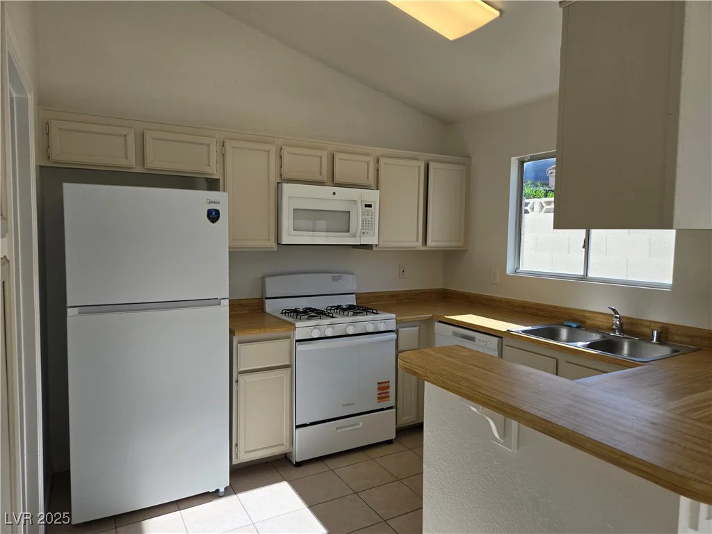 6636 Old Oxford, Las Vegas, NV 89108