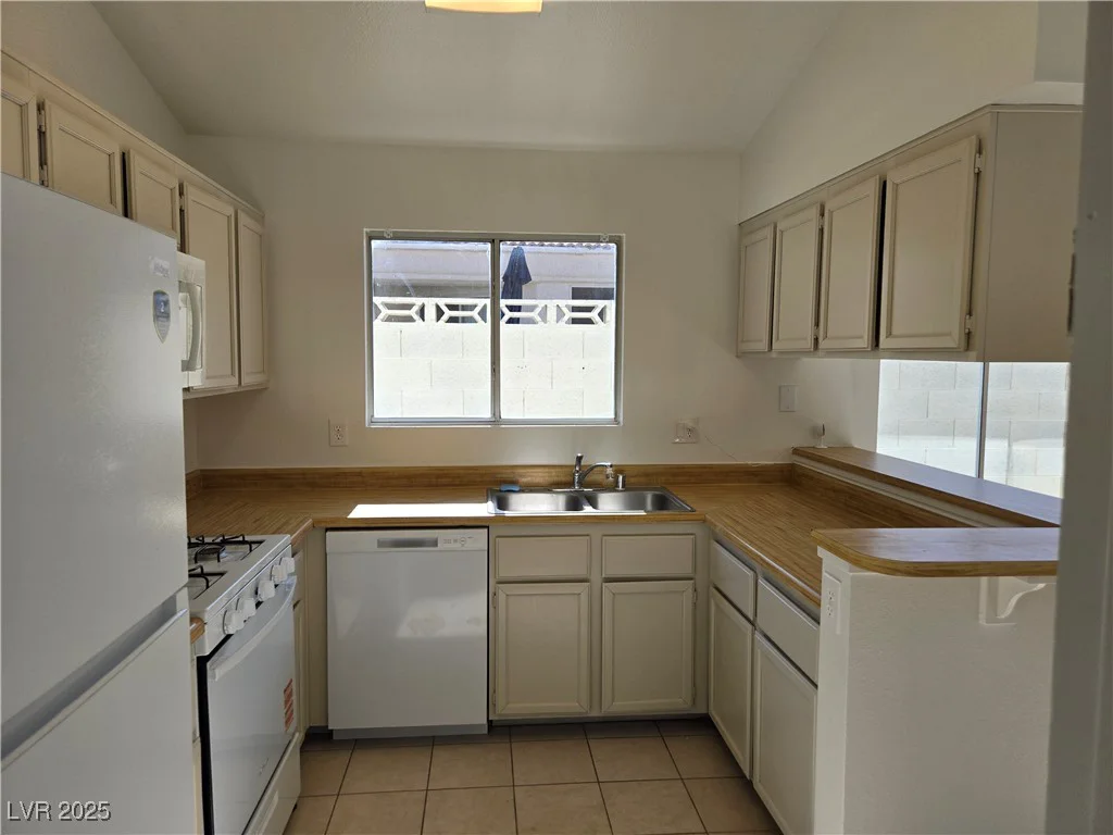 6636 Old Oxford, Las Vegas, NV 89108