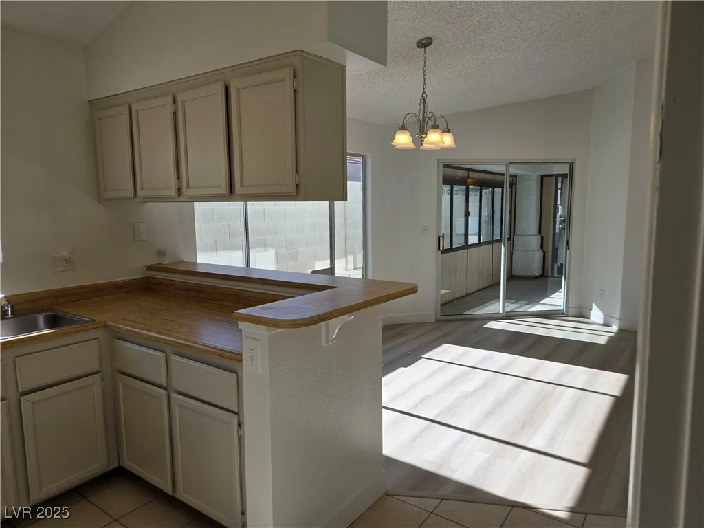 6636 Old Oxford, Las Vegas, NV 89108