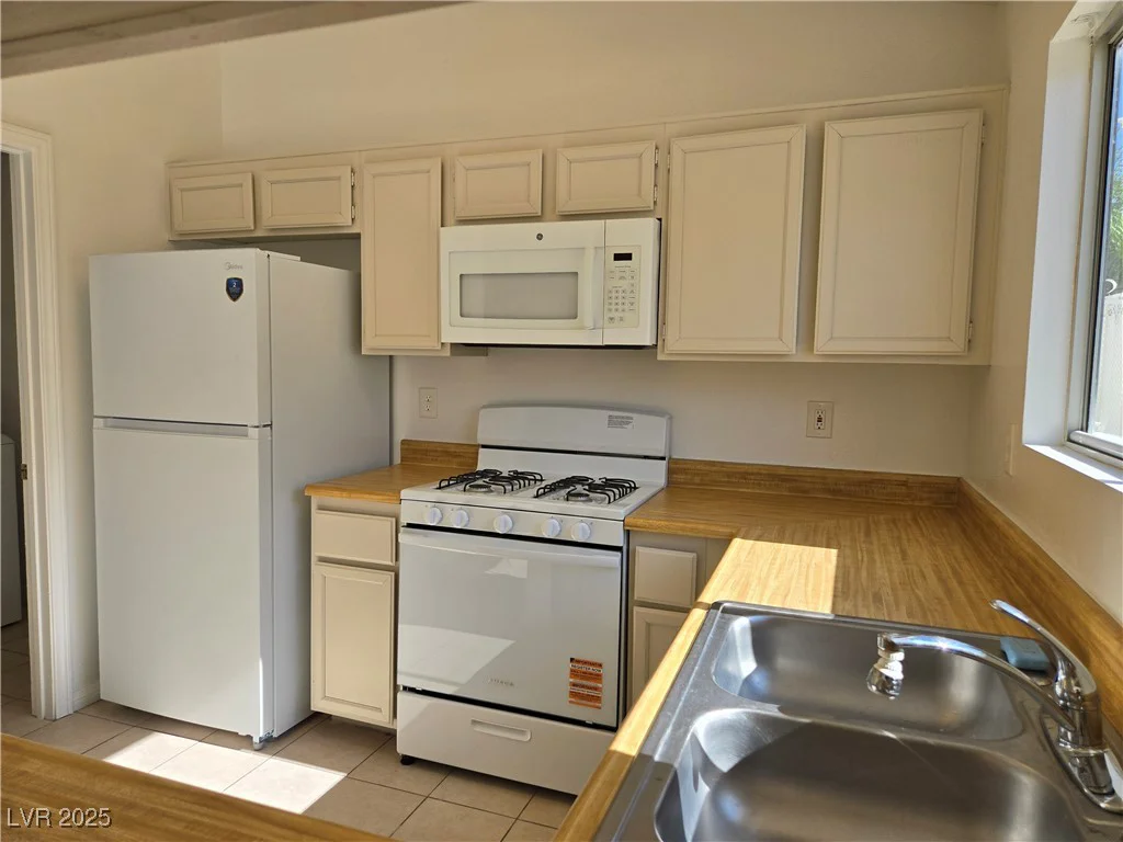 6636 Old Oxford, Las Vegas, NV 89108