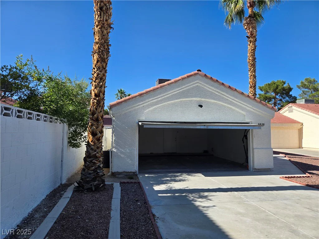 6636 Old Oxford, Las Vegas, NV 89108