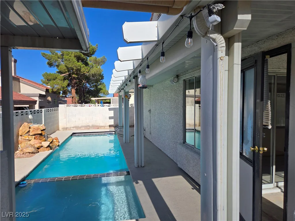 6636 Old Oxford, Las Vegas, NV 89108