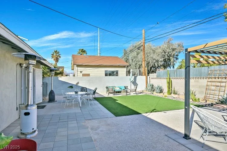 105 Shadow, Las Vegas, NV 89106