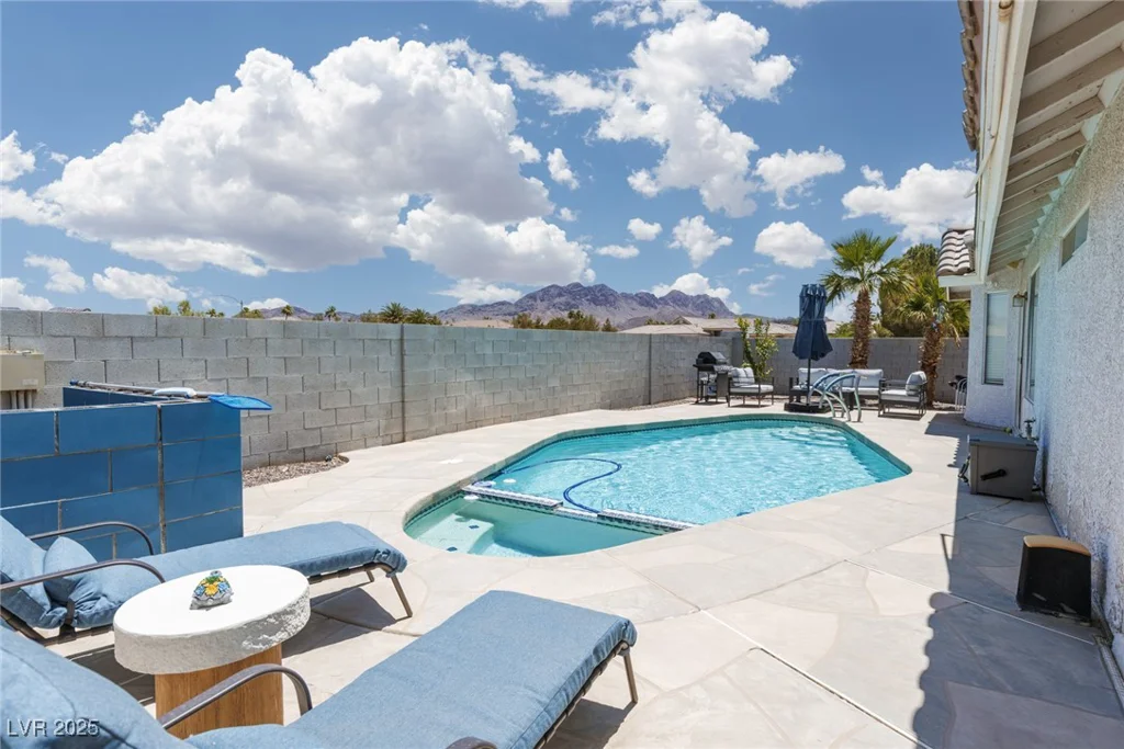 998 Hunters Run, Henderson, NV 89002