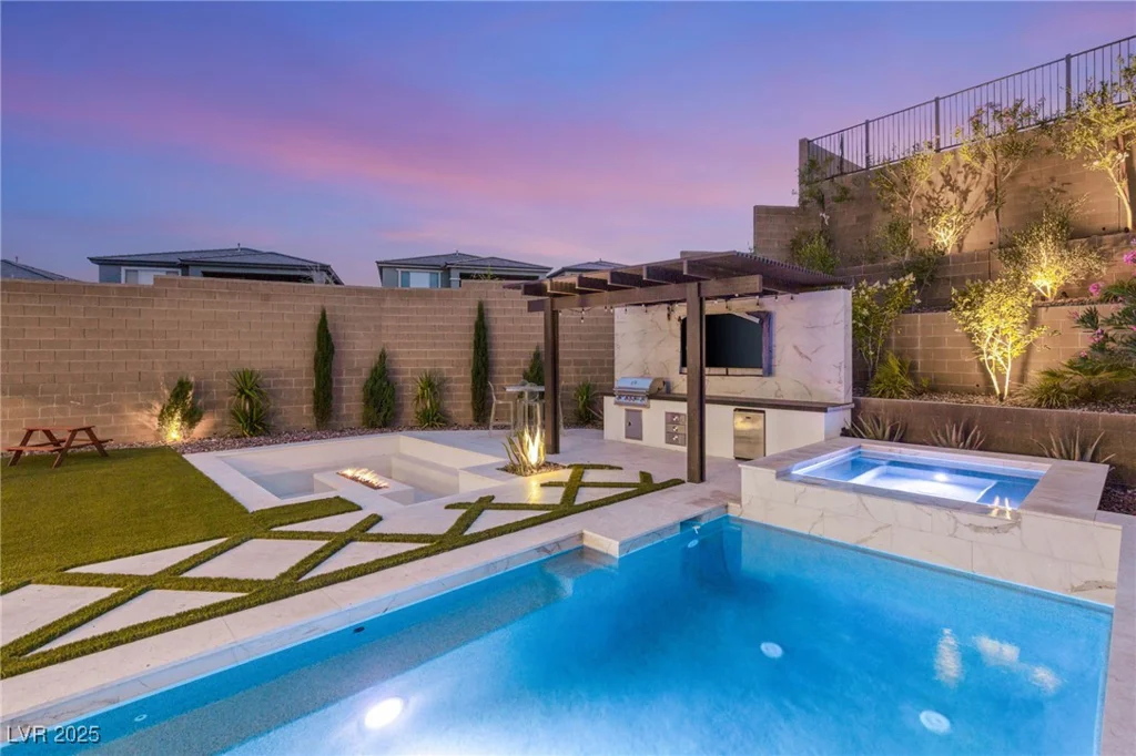 389 Red Feather Peak, Las Vegas, NV 89138