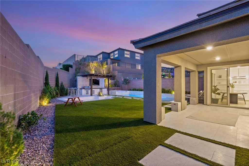 389 Red Feather Peak, Las Vegas, NV 89138
