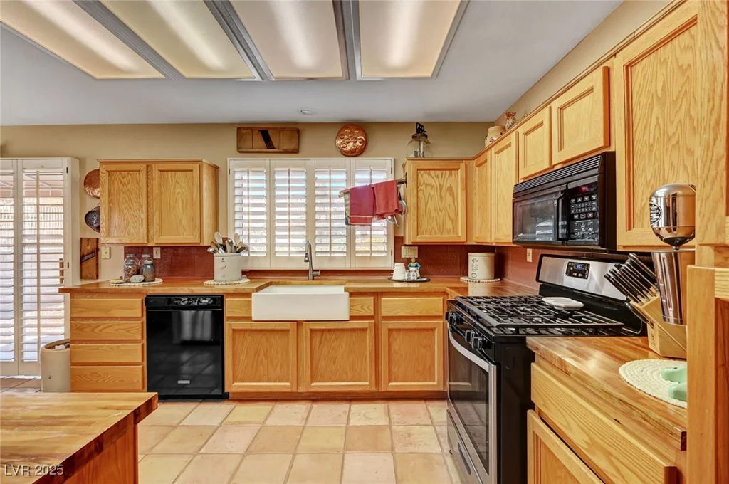 9912 Woodhouse, Las Vegas, NV 89134