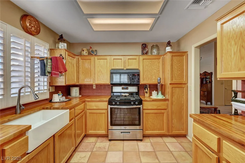 9912 Woodhouse, Las Vegas, NV 89134