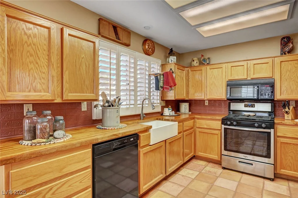 9912 Woodhouse, Las Vegas, NV 89134