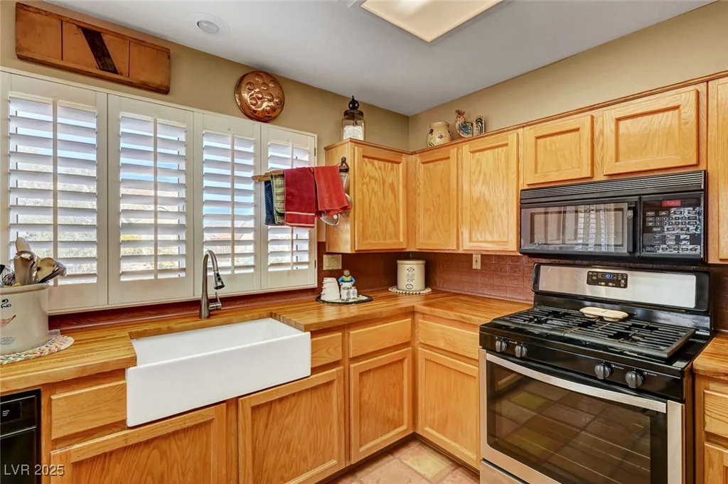 9912 Woodhouse, Las Vegas, NV 89134