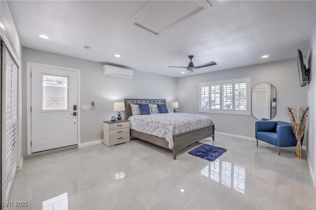 905 Smith, Las Vegas, NV 89108