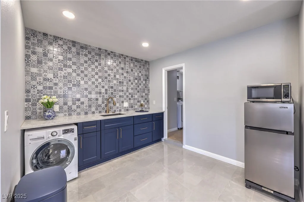 905 Smith, Las Vegas, NV 89108