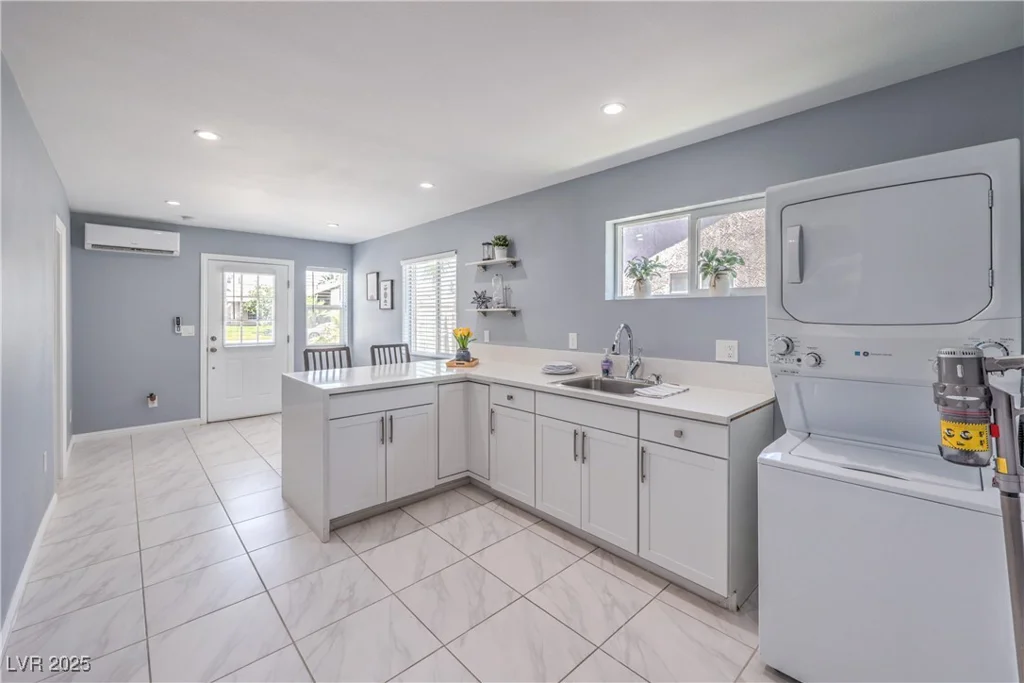 905 Smith, Las Vegas, NV 89108