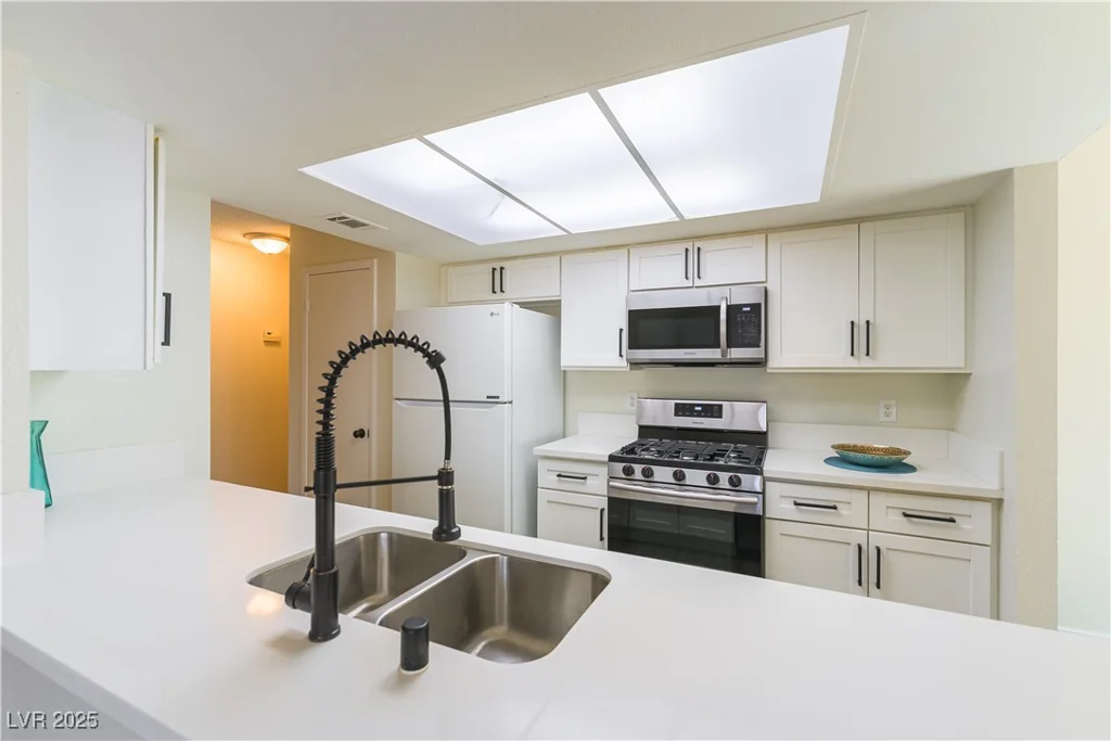 2241 Tall Pine, Las Vegas, NV 89108