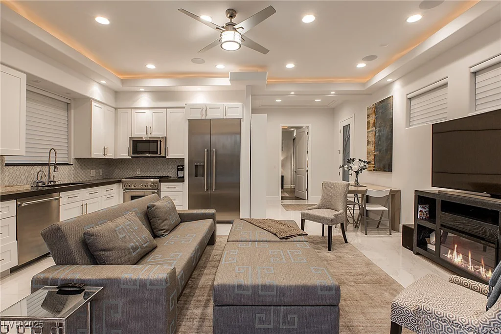 15 Golden Sunray, Las Vegas, NV 89135