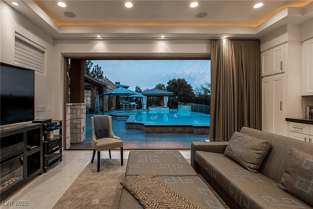 15 Golden Sunray, Las Vegas, NV 89135