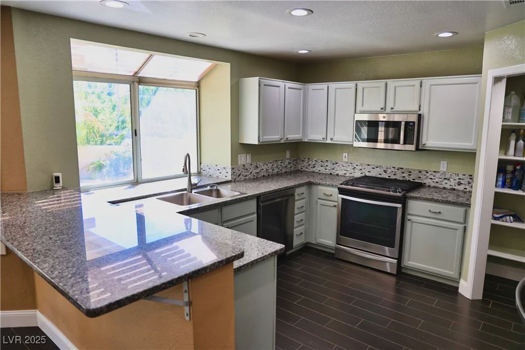 2140 Desert Peak, Las Vegas, NV 89134