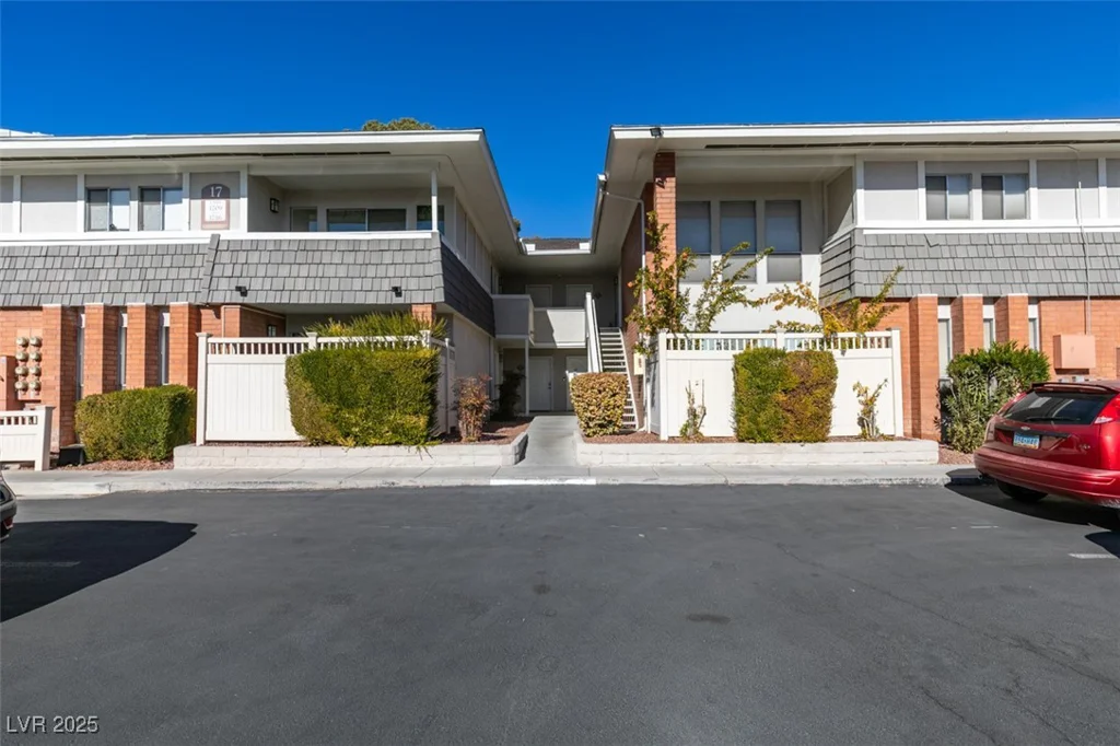 668 Oakmont, Las Vegas, NV 89109