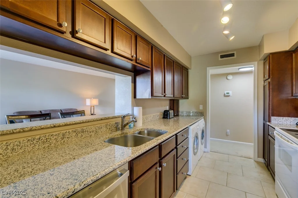 668 Oakmont, Las Vegas, NV 89109