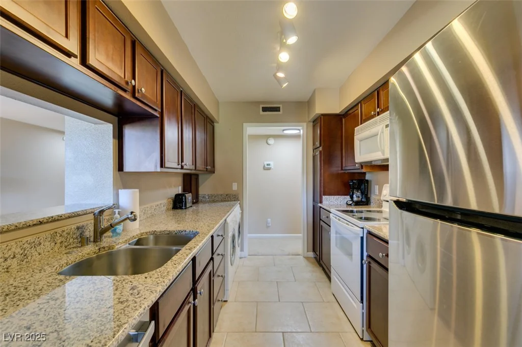 668 Oakmont, Las Vegas, NV 89109