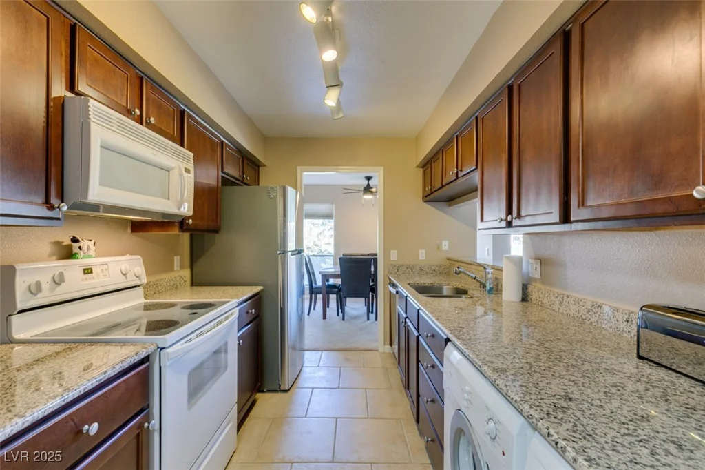 668 Oakmont, Las Vegas, NV 89109