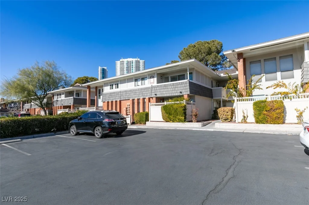 668 Oakmont, Las Vegas, NV 89109