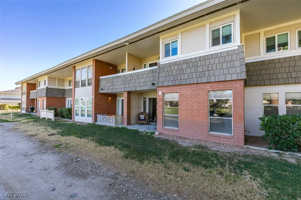 668 Oakmont, Las Vegas, NV 89109