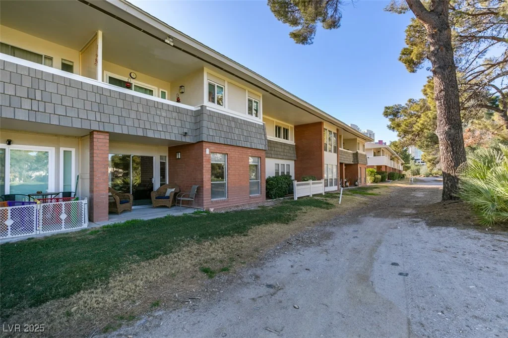 668 Oakmont, Las Vegas, NV 89109