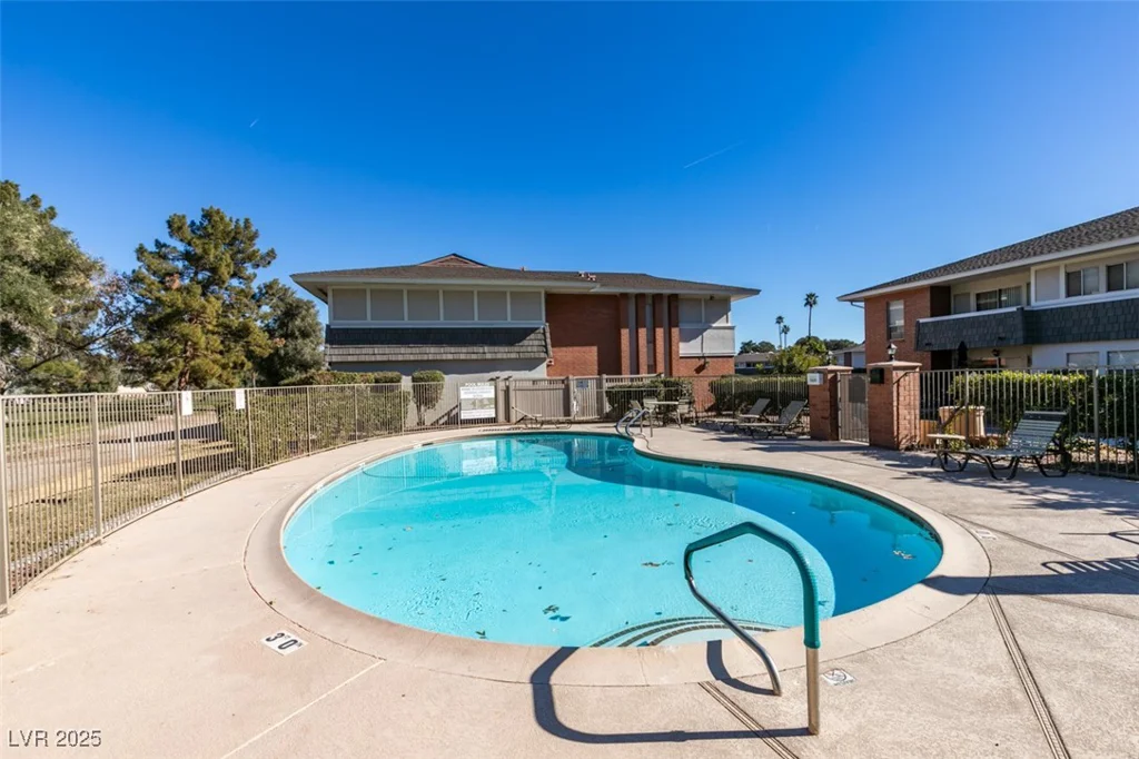 668 Oakmont, Las Vegas, NV 89109
