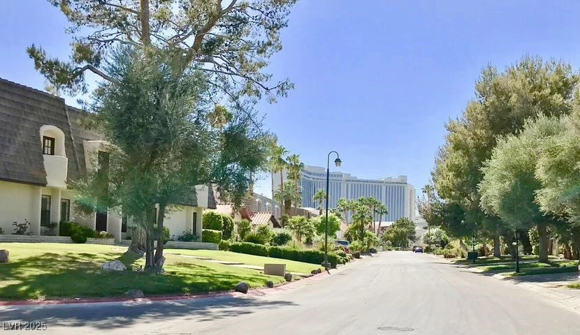 668 Oakmont, Las Vegas, NV 89109