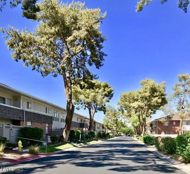 668 Oakmont, Las Vegas, NV 89109