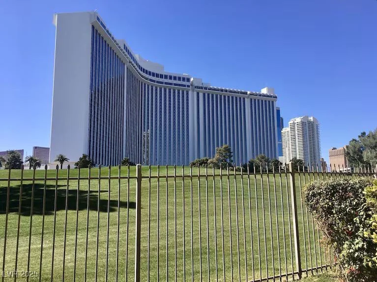 668 Oakmont, Las Vegas, NV 89109