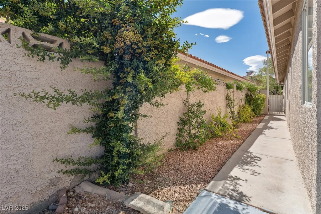 1908 Summit Pointe, Las Vegas, NV 89117
