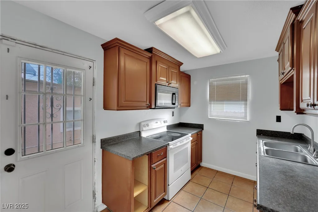 75 27th, Las Vegas, NV 89101