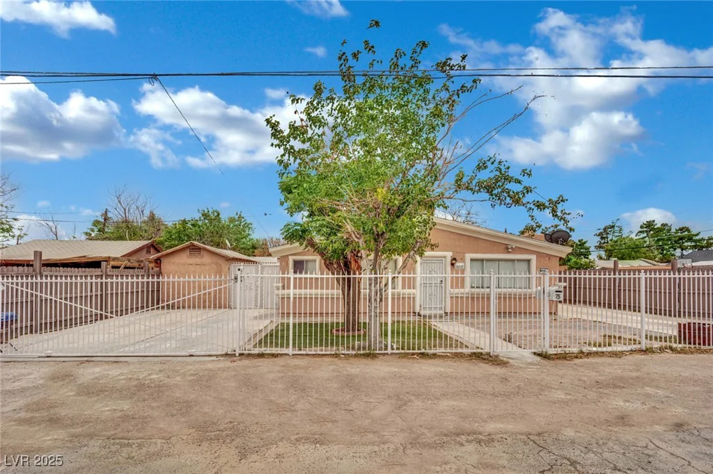 75 27th, Las Vegas, NV 89101