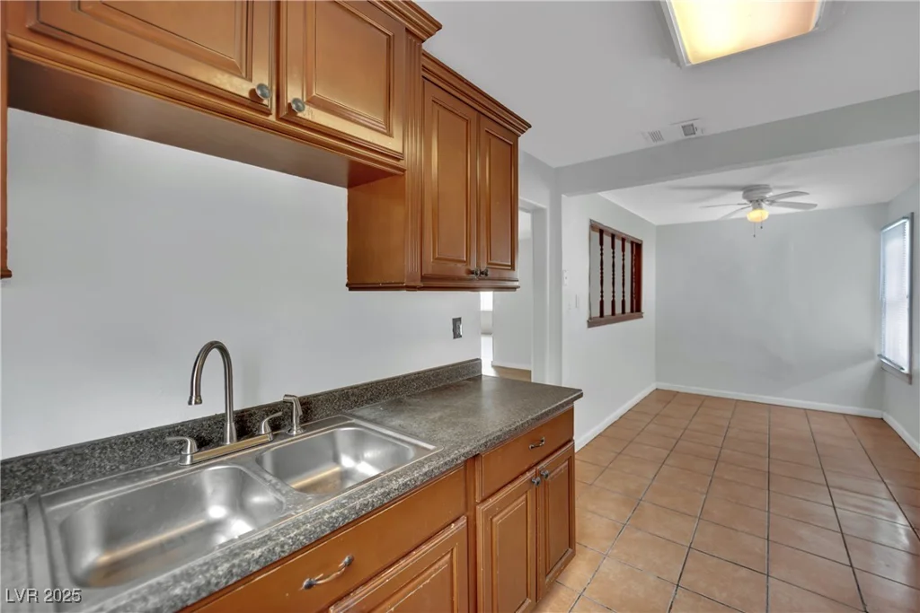 75 27th, Las Vegas, NV 89101
