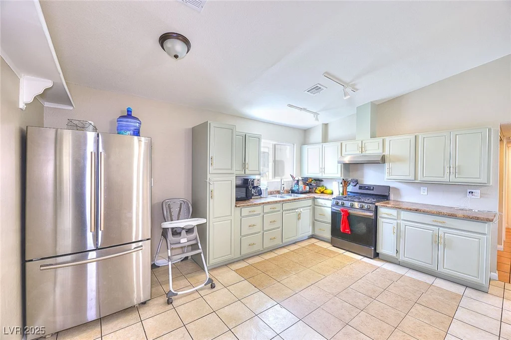 706 Red Lake, Las Vegas, NV 89110