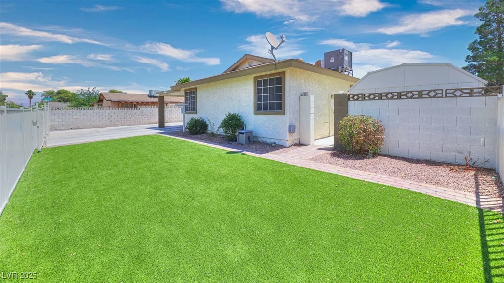 706 Red Lake, Las Vegas, NV 89110