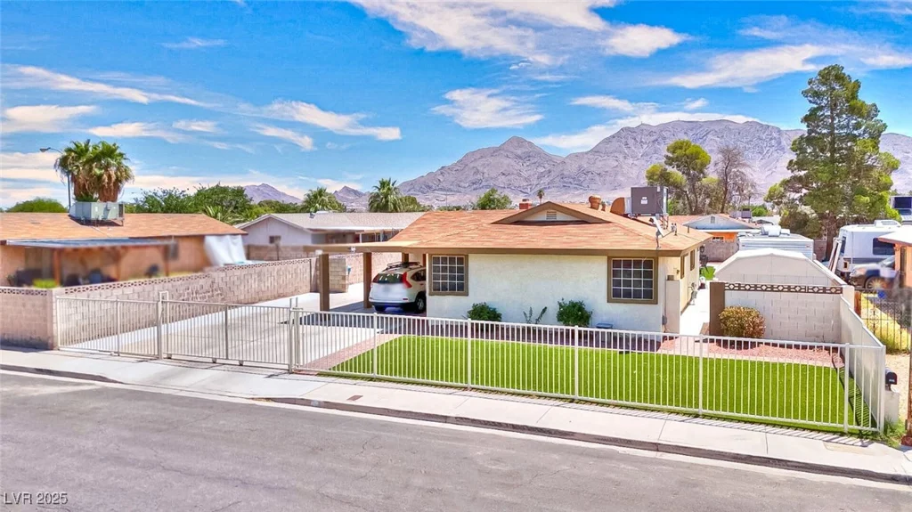 706 Red Lake, Las Vegas, NV 89110