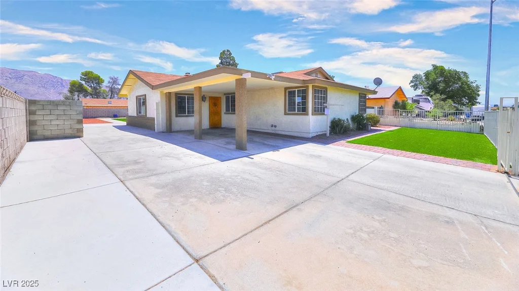 706 Red Lake, Las Vegas, NV 89110
