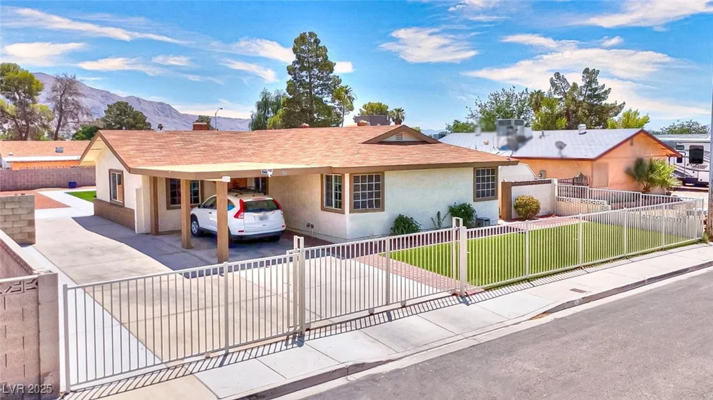 706 Red Lake, Las Vegas, NV 89110