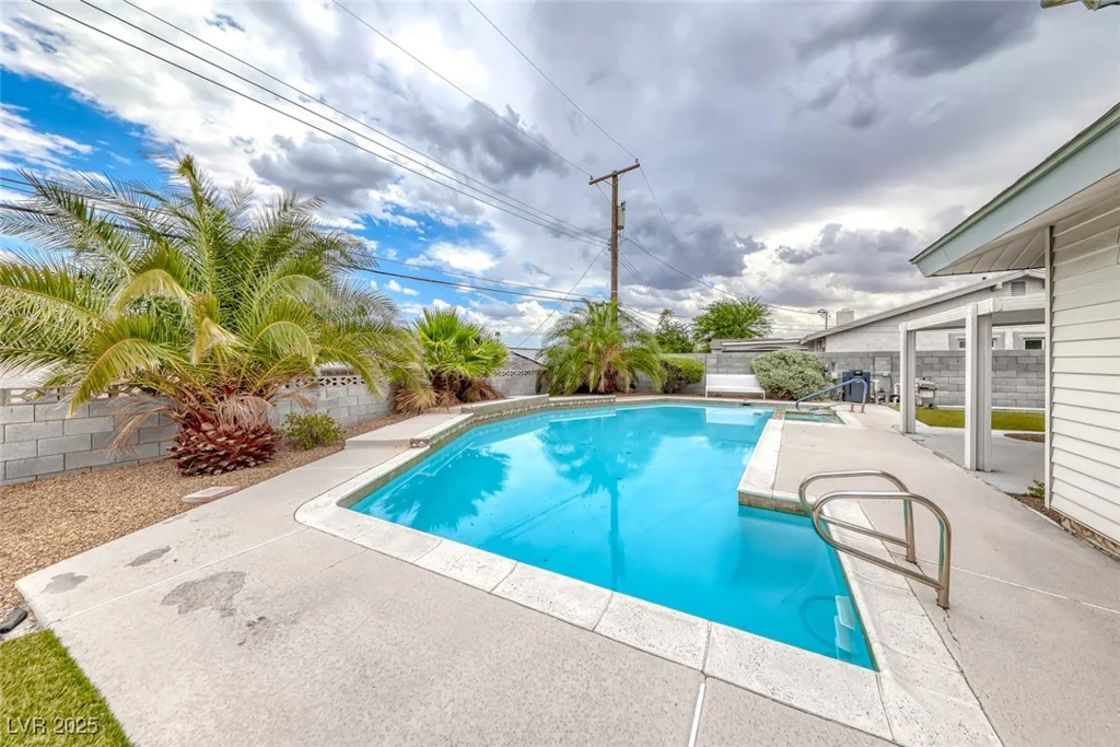 720 McDermit, Las Vegas, NV 89107