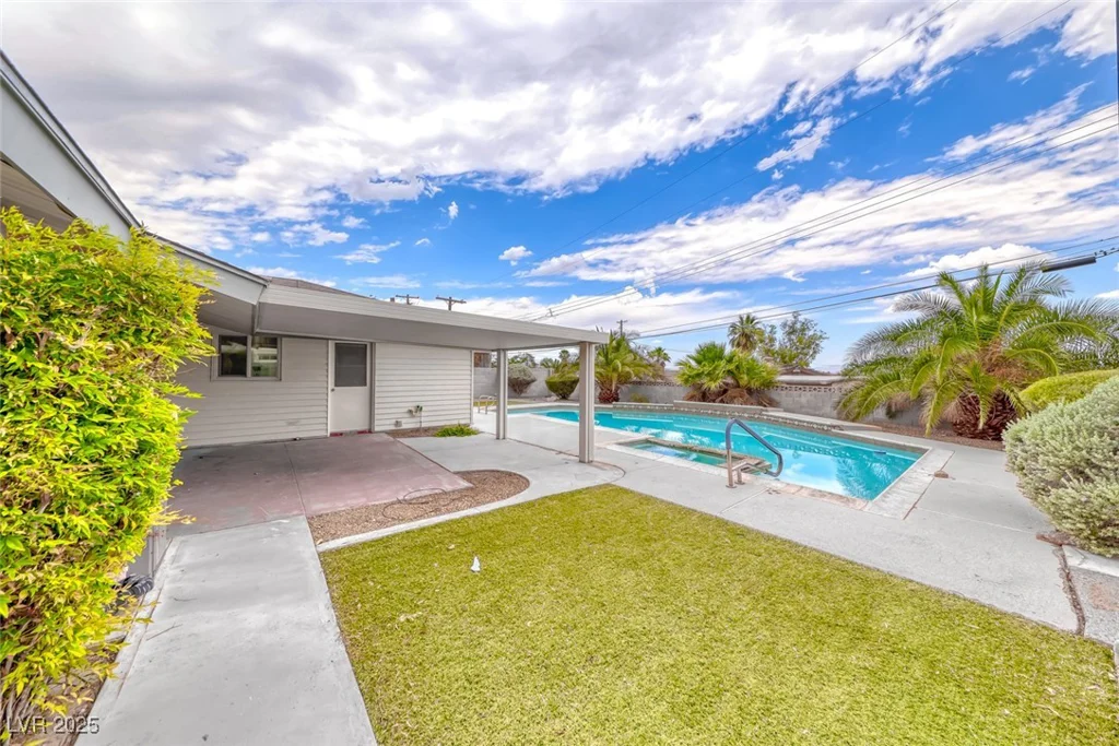 720 McDermit, Las Vegas, NV 89107