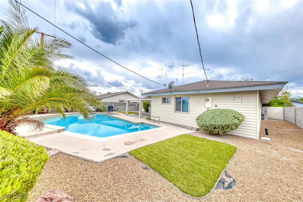 720 McDermit, Las Vegas, NV 89107