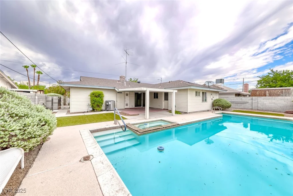 720 McDermit, Las Vegas, NV 89107