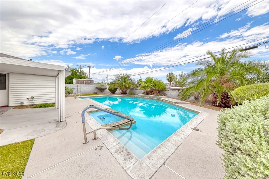 720 McDermit, Las Vegas, NV 89107