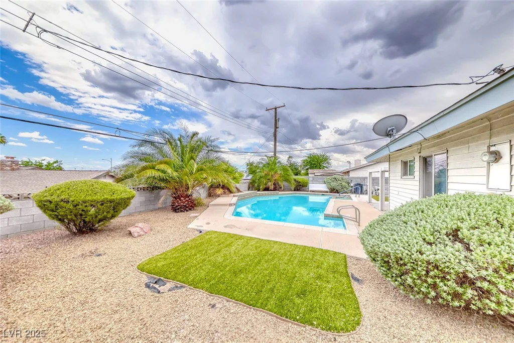 720 McDermit, Las Vegas, NV 89107