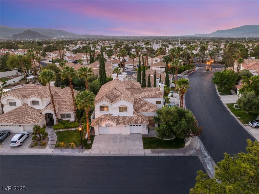 8100 Lake Hills, Las Vegas, NV 89128